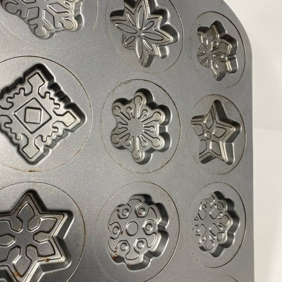Wilton Holiday Shapes Non-Stick Cookie Pan, 12-Cavity - Picture 3 of 7